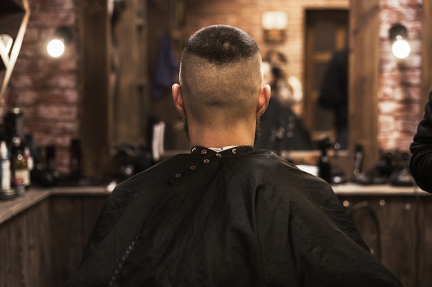 Homme visitant coiffeur en salon de coiffure