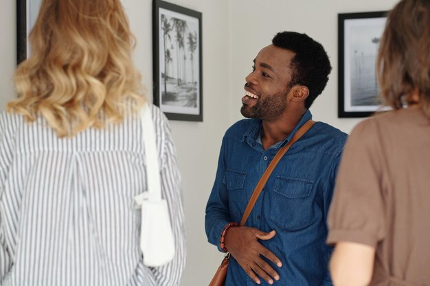 Homme visitant la galerie d'art