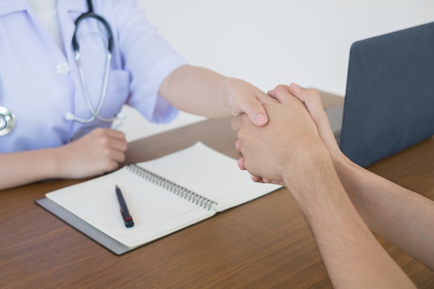 Homme en visite chez le médecin pour un examen de routine.