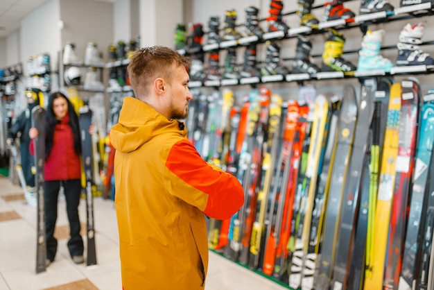 Photo l'homme à la vitrine en choisissant le ski alpin