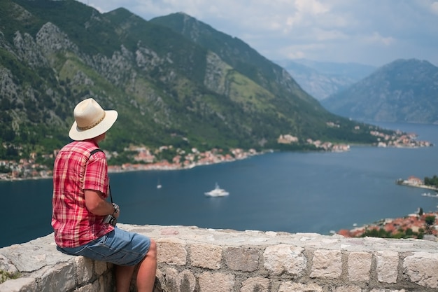 L'homme voit le panorama de la belle nature paysage monténégro