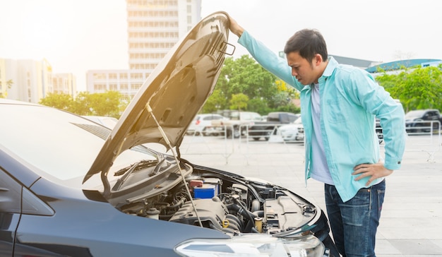 Photo homme avec voiture cassée sur la route