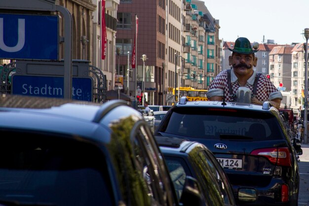 Photo un homme en voiture dans une rue de la ville