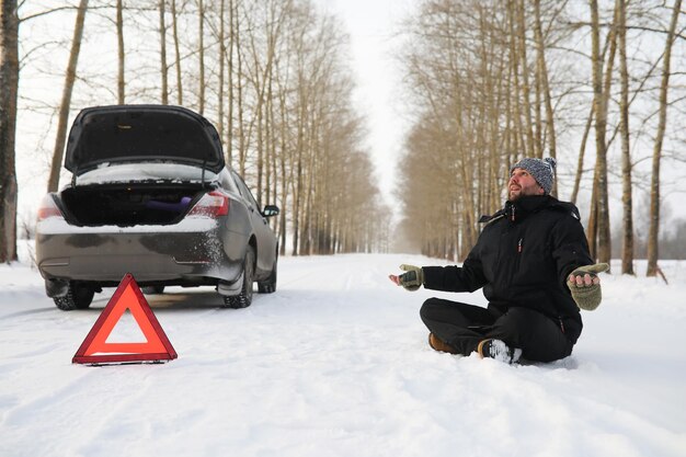 L'homme et la voiture. Promenade hivernale et réparation automobile.