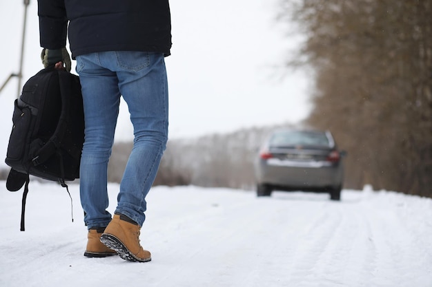 Homme et voiture Promenade hivernale et réparation de voiture