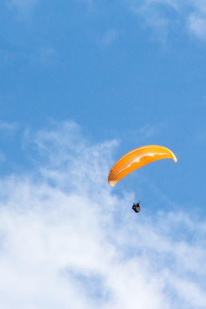 Homme volant en parachute