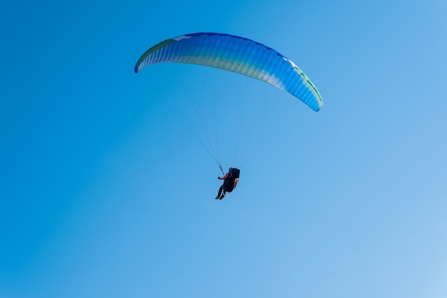 Un homme volant sur un parapente