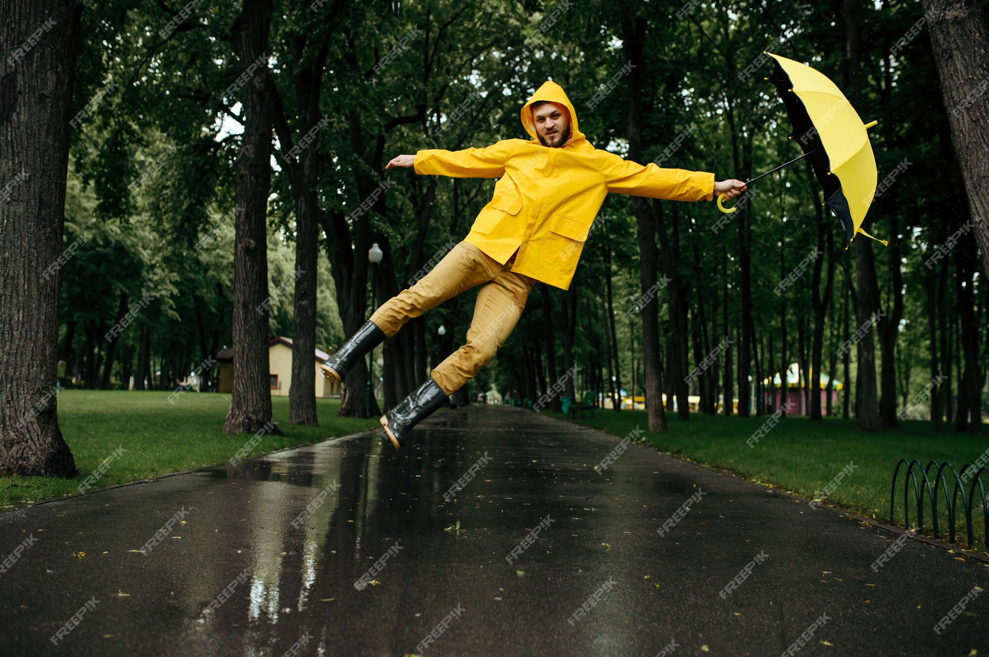 Personne De Sexe Masculin En Cape De Pluie Et Bottes En Caoutchouc