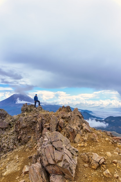 Un homme sur le volcan Popocatepetl au Mexique