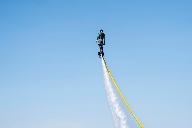 Un homme vole sur un FlyBoard sur le fond du ciel Sport extrême