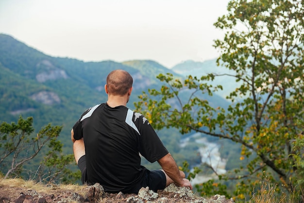 L'homme voyage activement dans les montagnes en automne