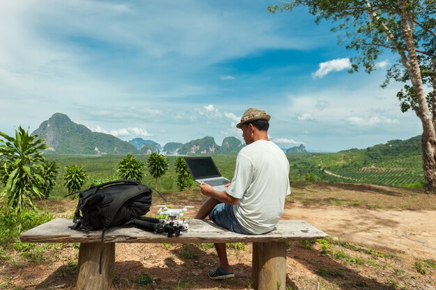 Homme de voyage assis sur la montagne supérieure