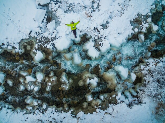 Un homme voyage en hiver.