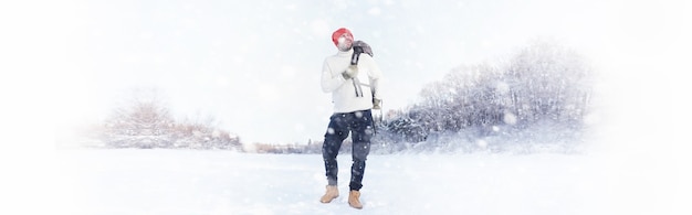 Un homme voyage avec un sac à dos. Randonnée hivernale en forêt. Touriste en promenade en hiver dans le parc.