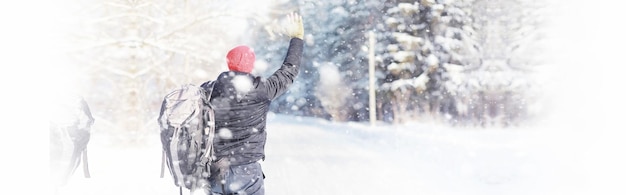 Un homme voyage avec un sac à dos. Randonnée hivernale en forêt. Touriste en promenade en hiver dans le parc.