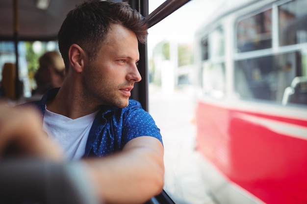 Homme voyageant en bus