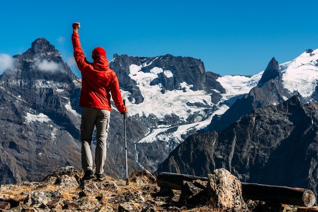 Un homme voyageant dans le Caucase. Sports de montagne. Athlète heureux finition. Tourisme de montagne. Visite à pied. Le voyage à la montagne. Marche nordique parmi les montagnes. Espace de copie