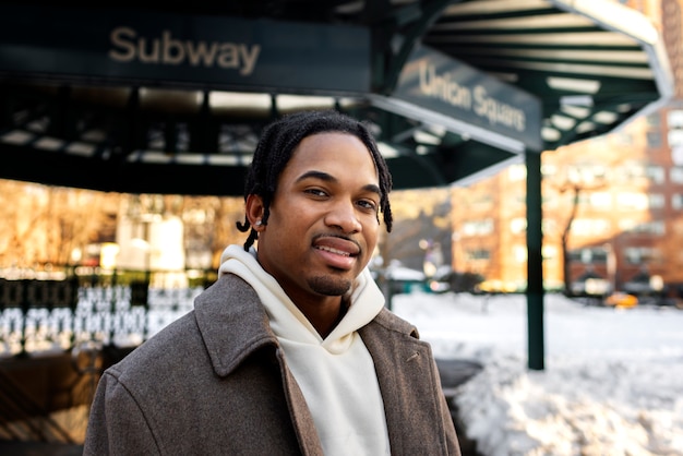 Photo homme voyageant avec le métro de la ville