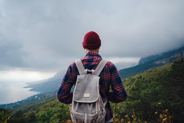 Homme voyageant avec un sac à dos en randonnée dans les montagnes voyage