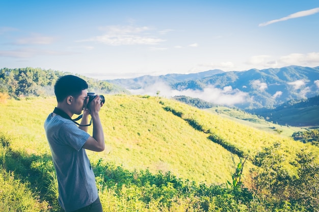 Homme voyageur avec appareil photo. Voyage Lifestyle et Aventure.