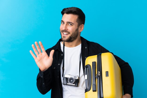 Homme voyageur avec barbe sur mur isolé