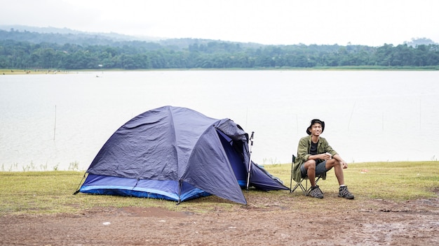 Homme voyageur boire du café au camp