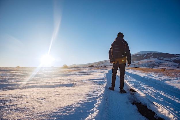 Homme voyageur dans un paysage enneigé