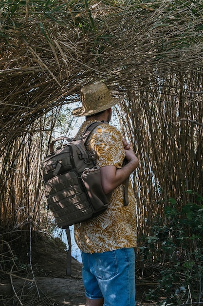 Homme voyageur avec sac à dos dans la jungle