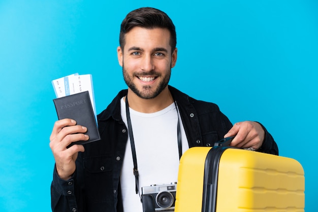 Homme voyageur tenant une valise et un passeport