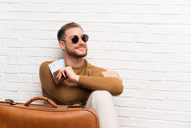 Homme voyageur avec valise et carte d'embarquement