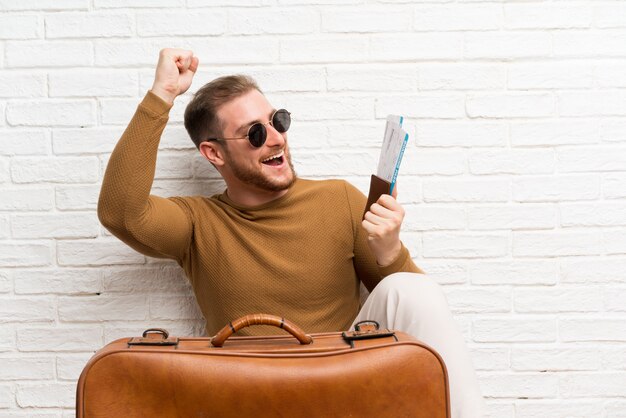 Homme voyageur avec valise et carte d'embarquement