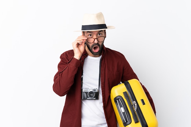 Homme voyageur avec valise