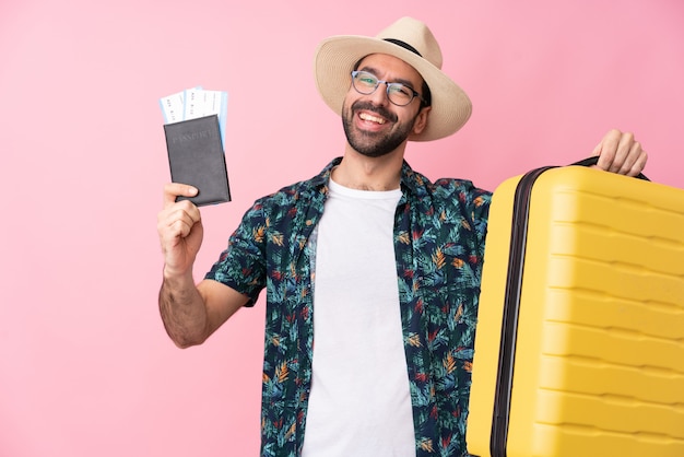 Homme voyageur avec valise