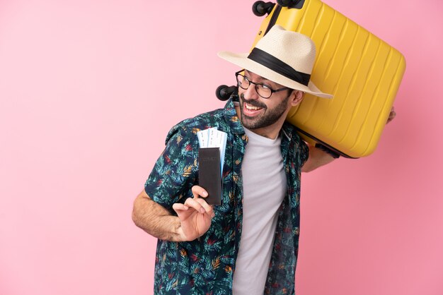 Homme voyageur avec valise