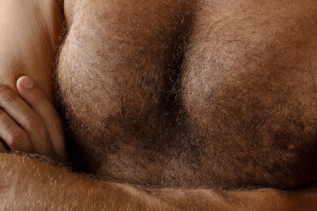 Homme vue de face avec les cheveux de la poitrine