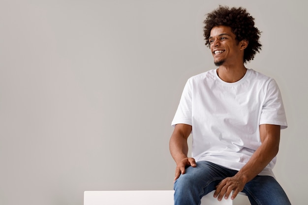 Photo homme vue de face avec une coiffure afro