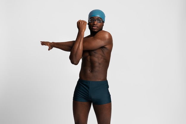 Photo homme vue de face avec équipement de natation