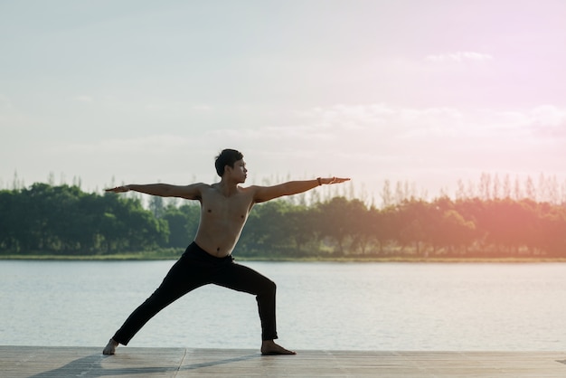 Homme de yoga, concept sain