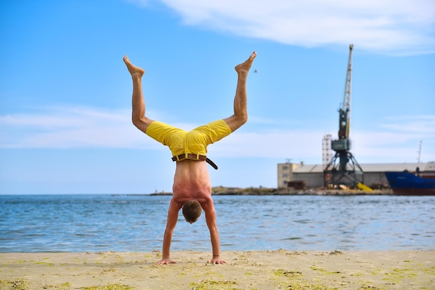 Homme de yoga debout sur les mains