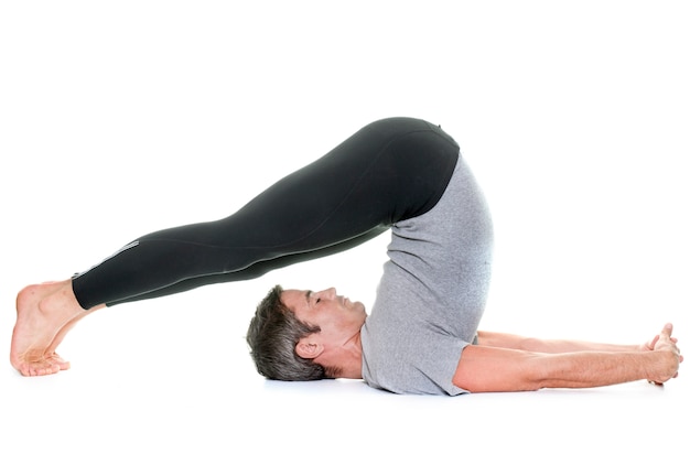 homme de yoga isolé