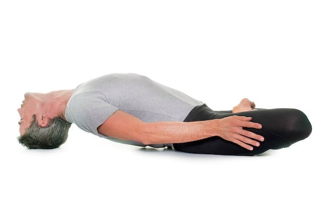 homme de yoga isolé