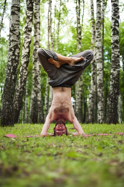 Homme de yoga méditant au coucher du soleil Modèle masculin de méditation en harmonie sereine