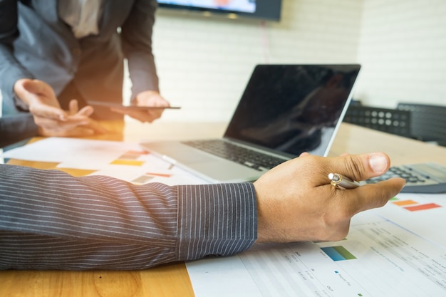 Les hommes d&#39;affaires analysent les données avec des ordinateurs portables et des tablettes