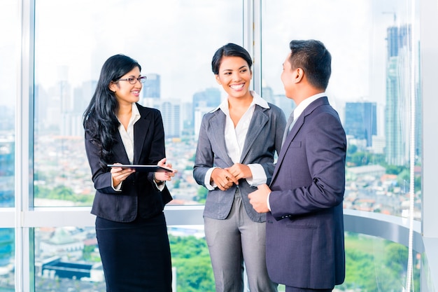 Hommes d&#39;affaires asiatiques debout dans le bureau