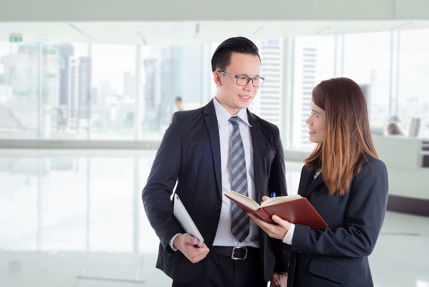 Photo hommes d'affaires asiatiques discutant de travail au bureau