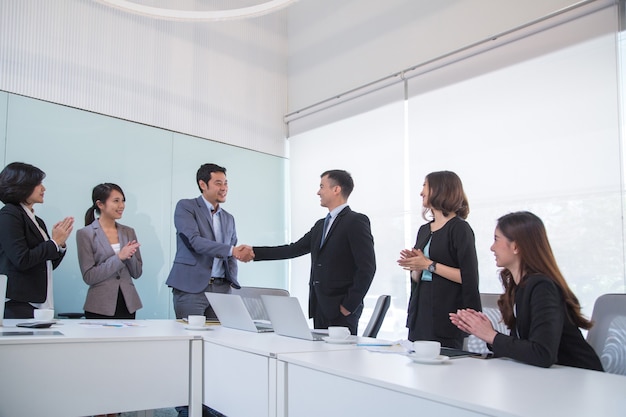 Hommes d'affaires asiatiques se réunissant et travaillant ensemble pour un travail d'équipe dans la salle de conférence du bureau.