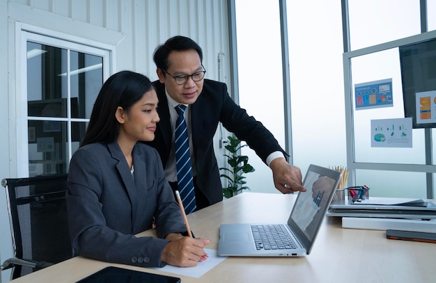 Des hommes d'affaires asiatiques travaillant au bureau.