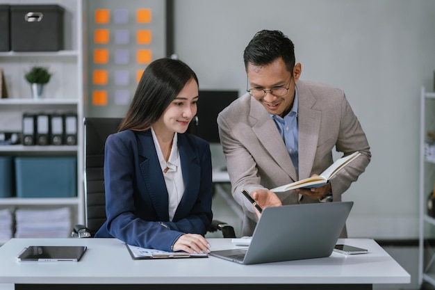Des hommes d'affaires asiatiques travaillant en bonne équipe au bureau Travail d'équipe réussi dans un concept de lieu de travail de réunion