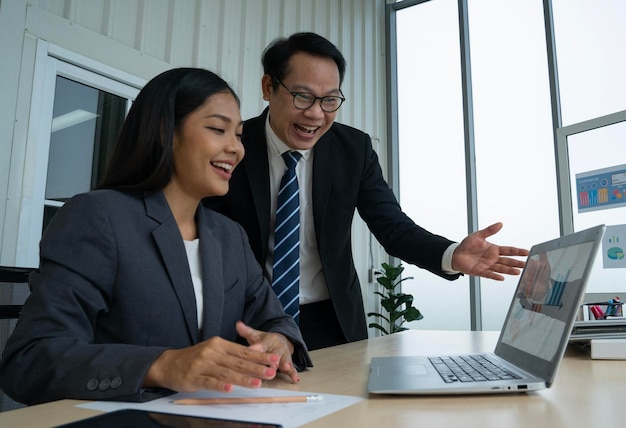 Les hommes d'affaires asiatiques