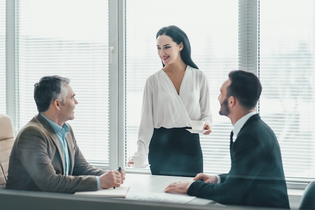 Les hommes d'affaires assis à la table du bureau